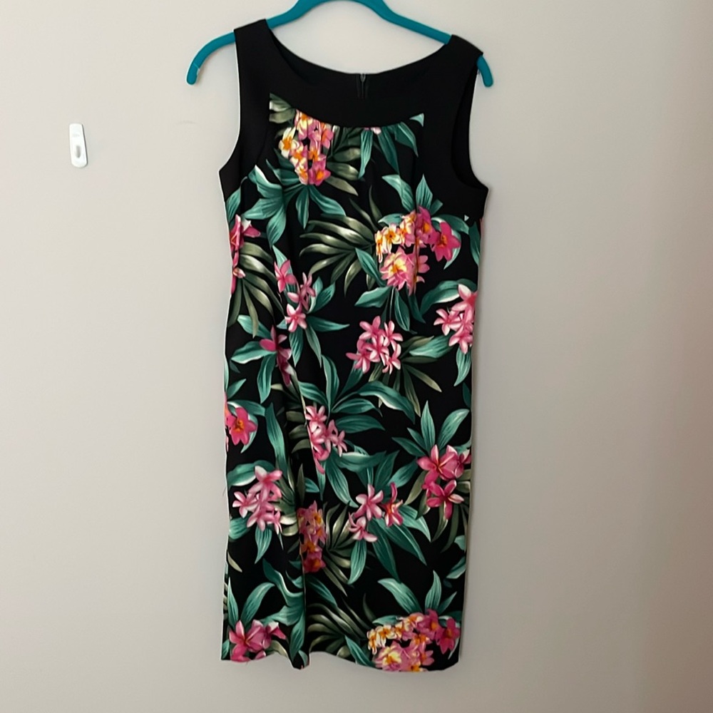 Black and floral patterned shift dress with pockets